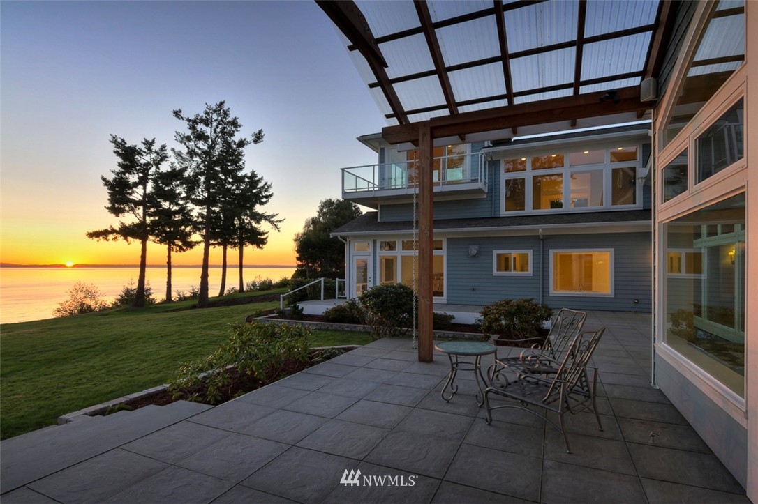 530 Bayside Road Bellingham, WA 98225 - Photo 20 of 25 a backyard of a house with table and chairs