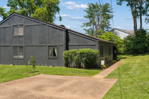 $319,900 | 520 Doral Country Drive, Nashville, TN 37221