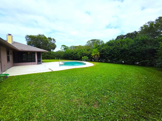 a view of a house with a backyard