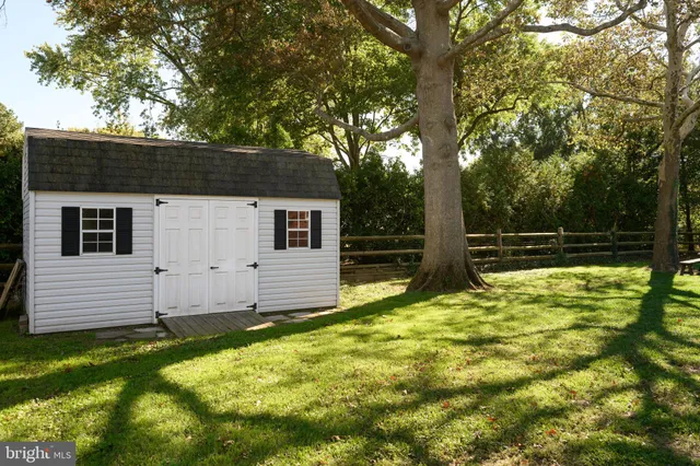 a view of back yard of the house