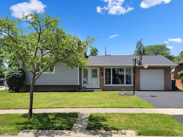 $389,900 | 702 South School Street, Lombard, IL 60148
