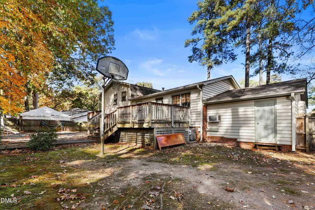 a view of a house with backyard