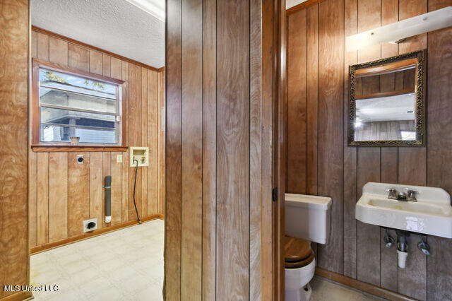 17419 Orange Grove Road Gulfport, MS 39503 - Photo 13 of 21 Lundry/Half Bath