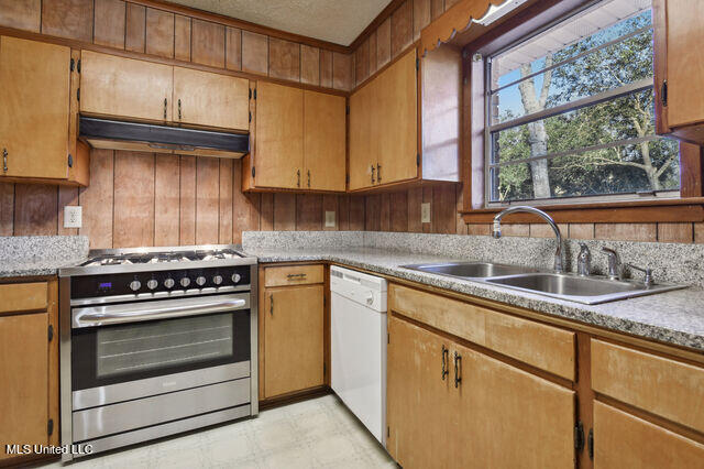 17419 Orange Grove Road Gulfport, MS 39503 - Photo 8 of 21 Kitchen