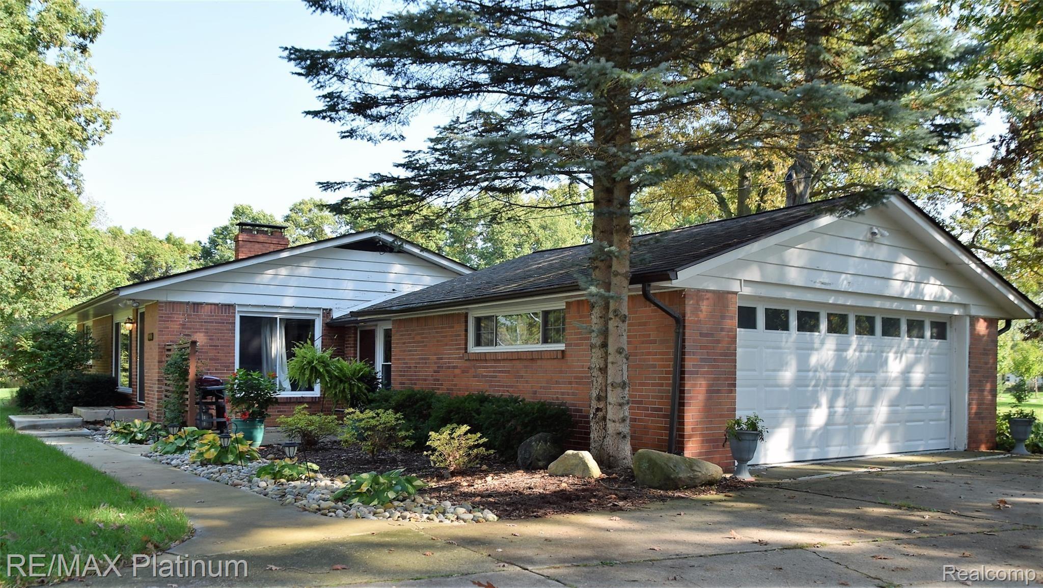 9450 Bennett Lake Road Fenton, MI 48430 - Photo 19 of 24 garage.jpg