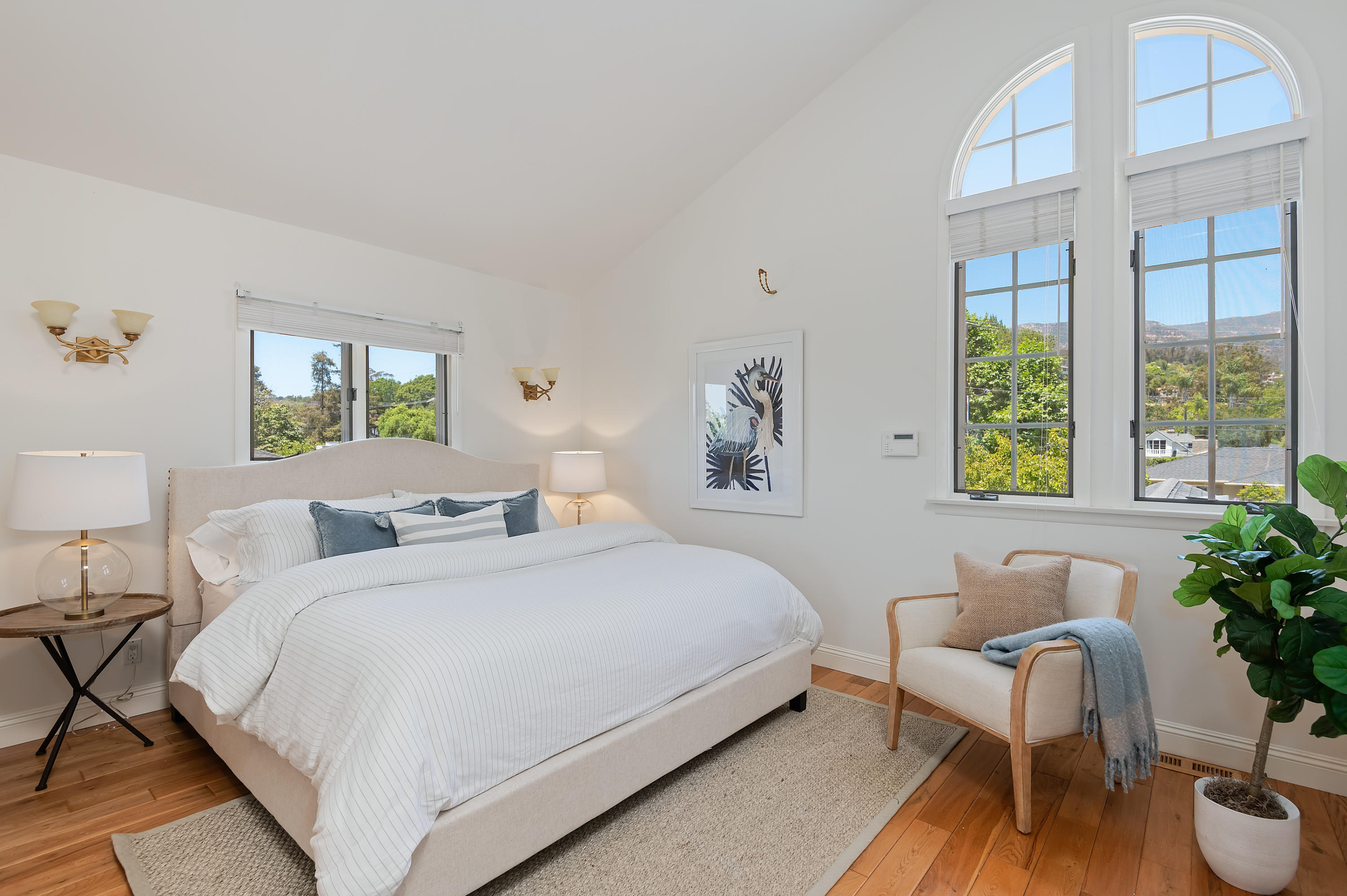 31 Cedar Lane Santa Barbara, CA 93108 - Photo 14 of 39 20 - Upstairs Primary BD