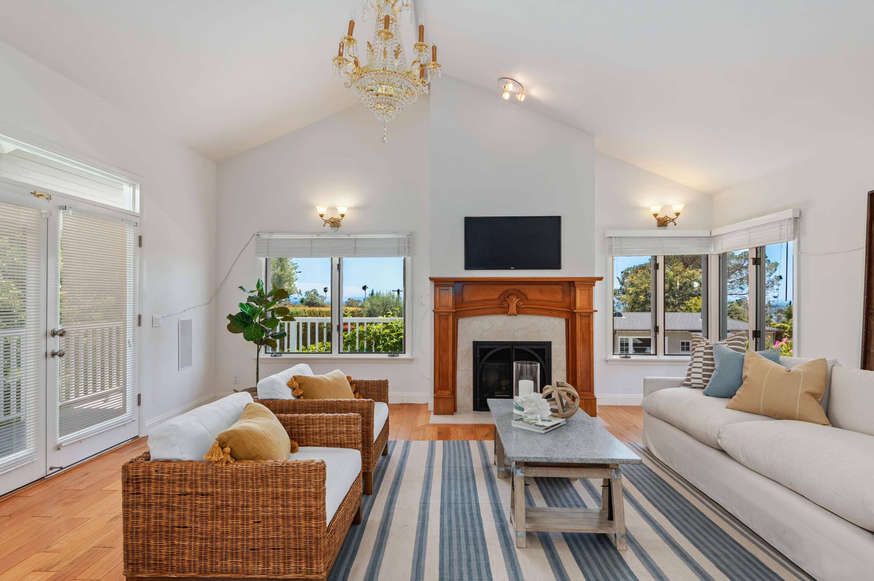 31 Cedar Lane Santa Barbara, CA 93108 - Photo 16 of 39 15 - Upstairs Living Area