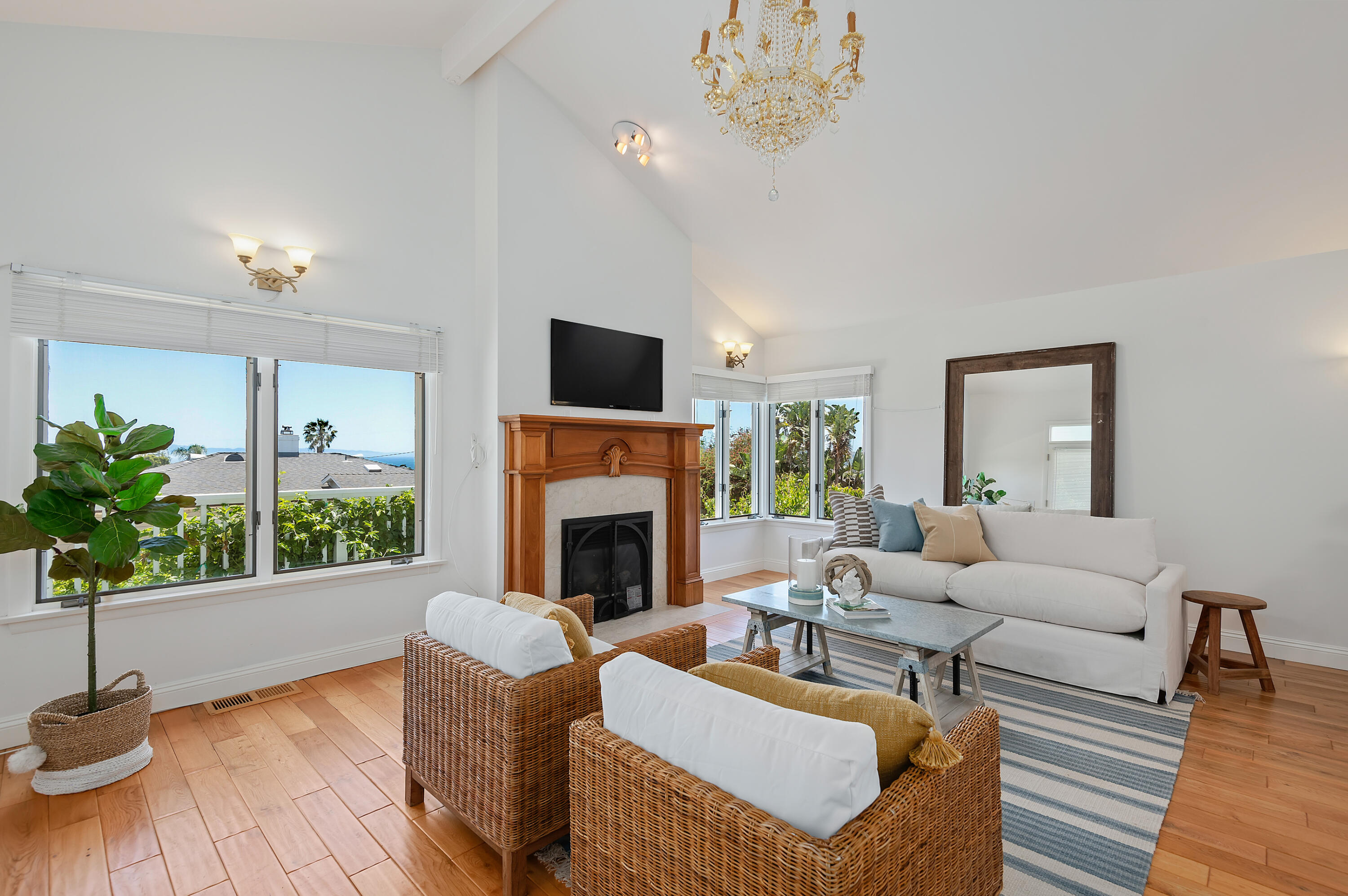 31 Cedar Lane Santa Barbara, CA 93108 - Photo 17 of 39 14 - Upstairs Living Area