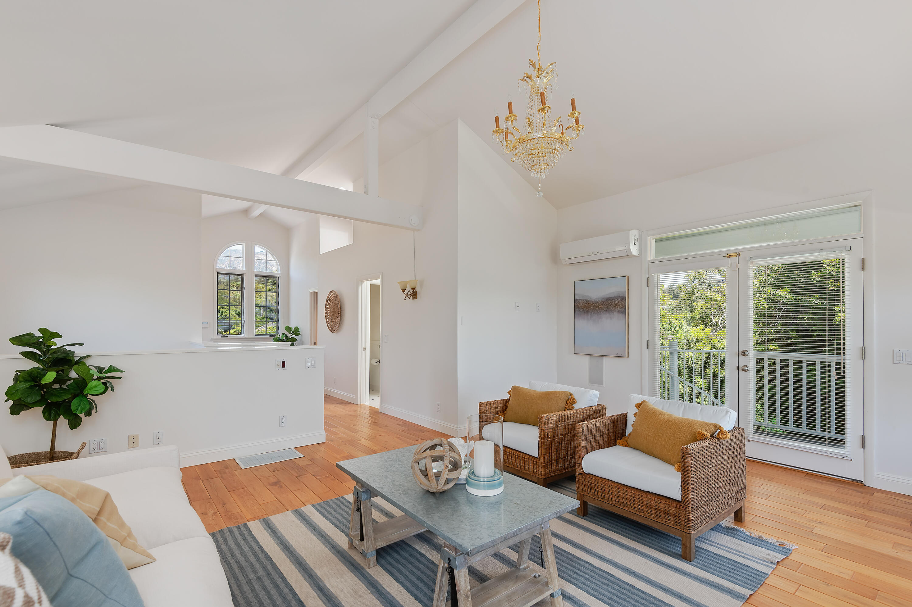 31 Cedar Lane Santa Barbara, CA 93108 - Photo 18 of 39 17 - Upstairs Living Area