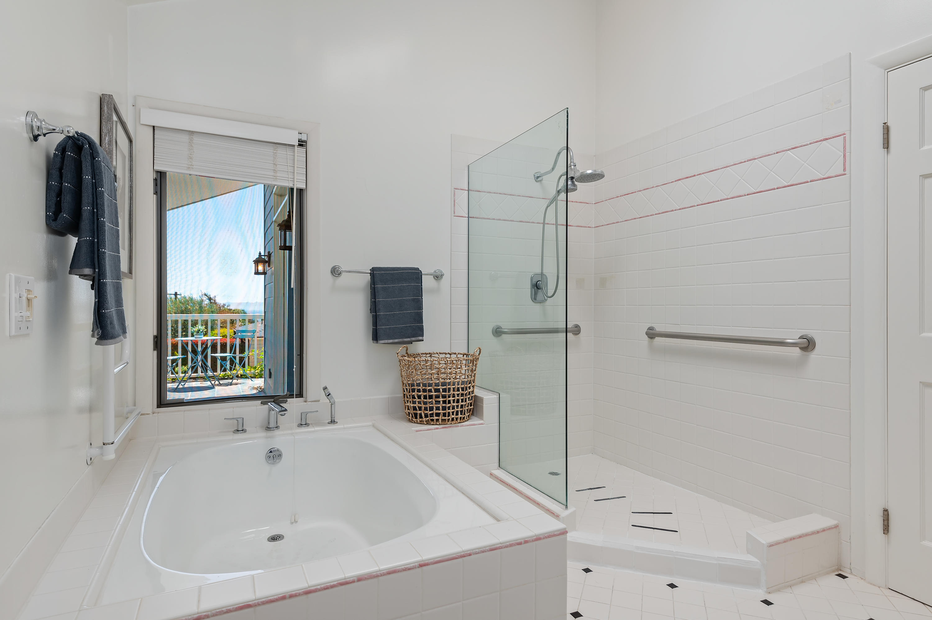 31 Cedar Lane Santa Barbara, CA 93108 - Photo 19 of 39 21 - Upstairs Bathroom