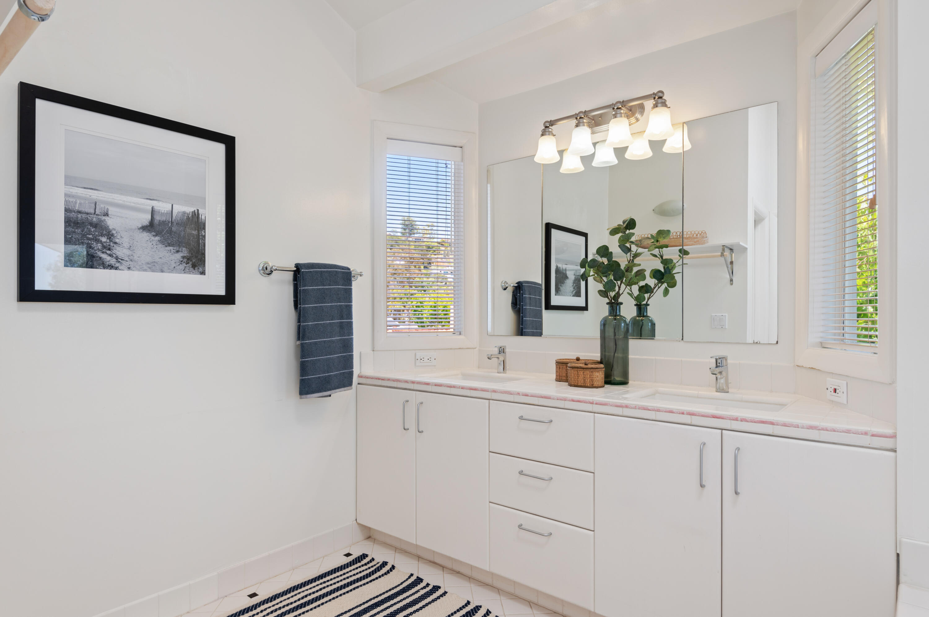 31 Cedar Lane Santa Barbara, CA 93108 - Photo 20 of 39 22 - Upstairs Bathroom