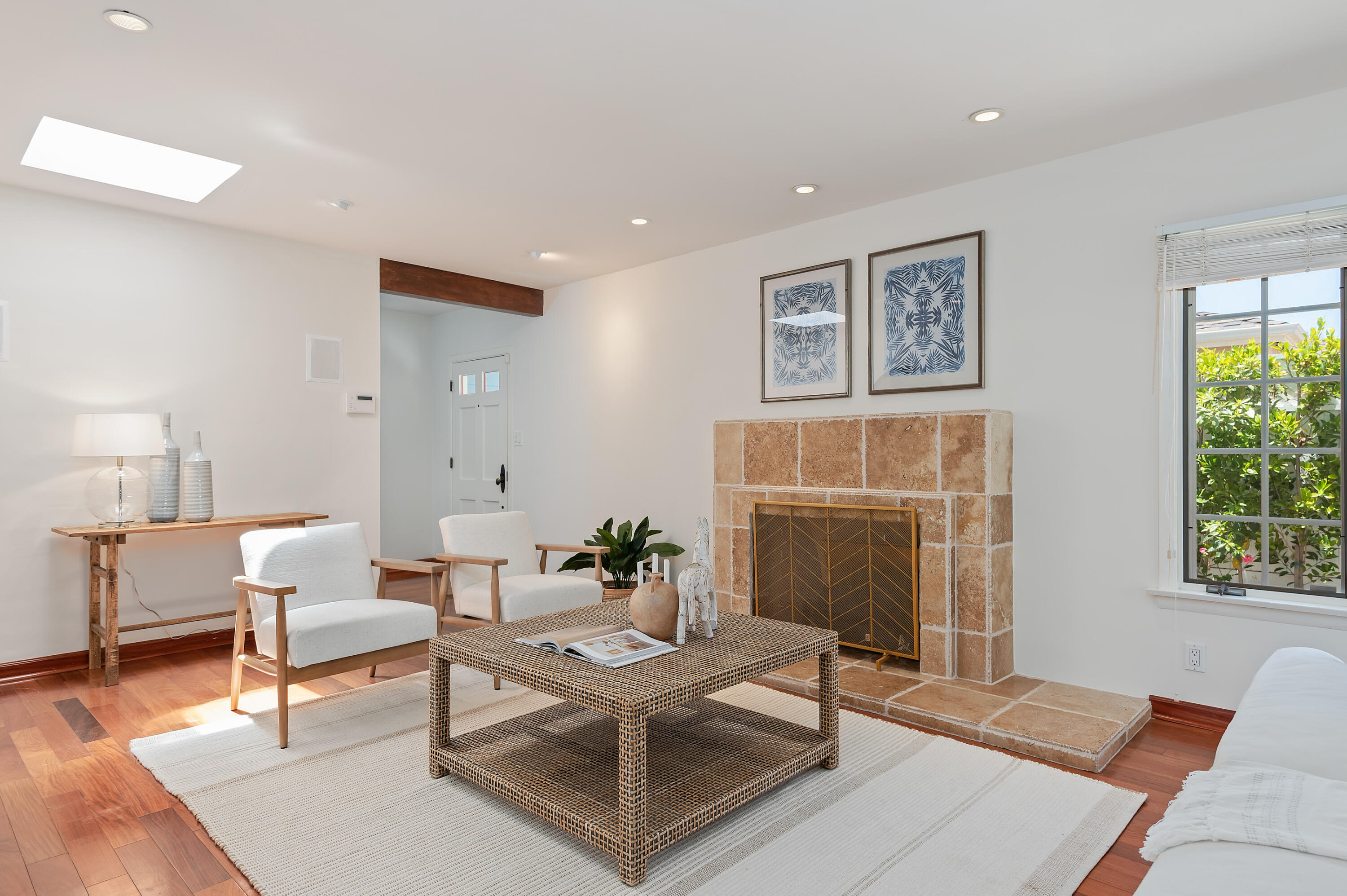 31 Cedar Lane Santa Barbara, CA 93108 - Photo 8 of 39 08 - Living Room
