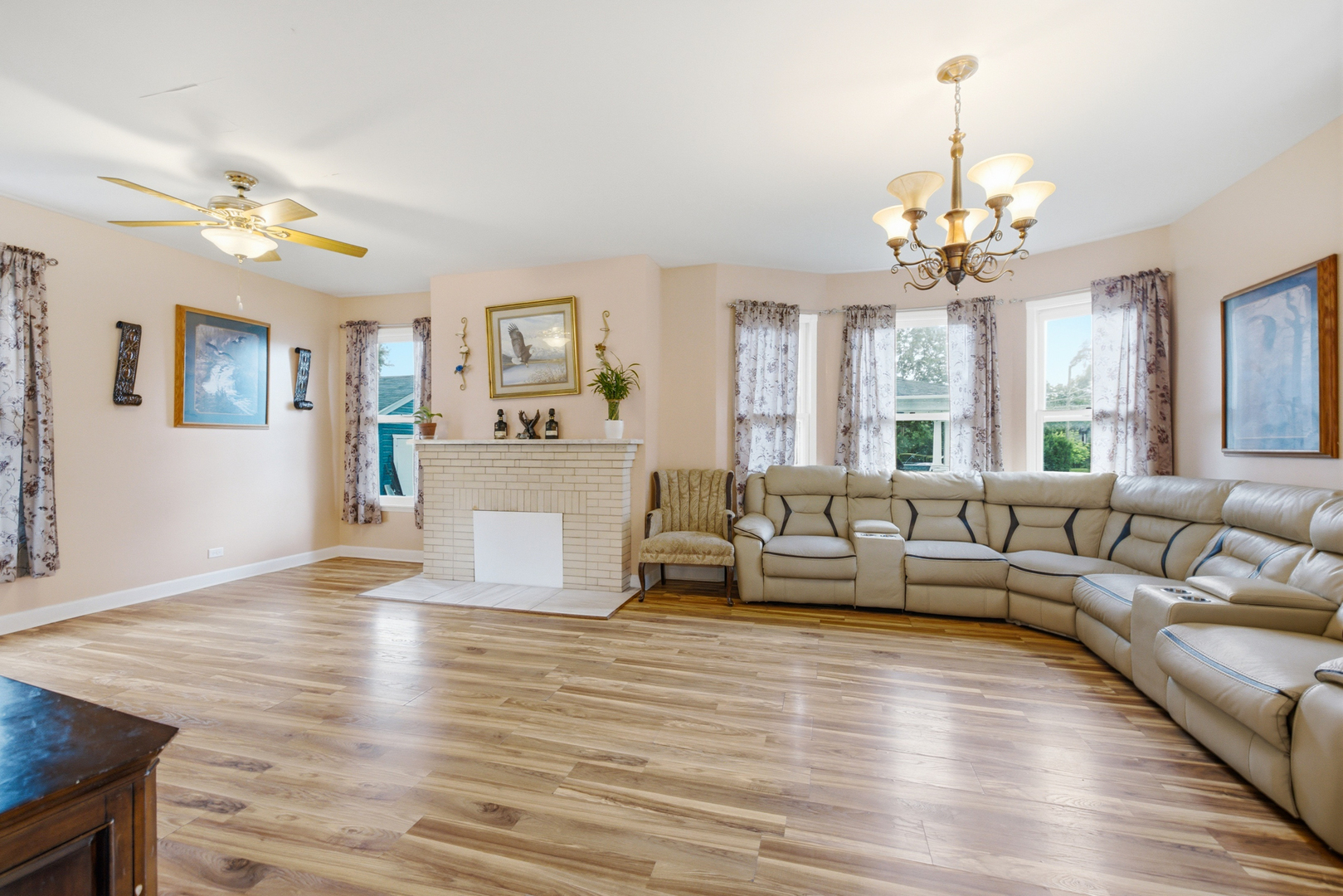 459 North Spring Street Elgin, IL 60120 - Photo 6 of 29 Gallery Image 6