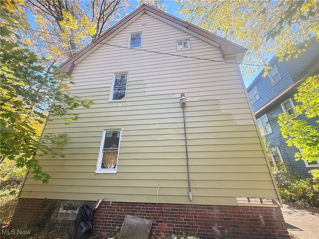 1677 Cliffview Road Cleveland, OH 44112 - Photo 5 of 33 View of home's exterior