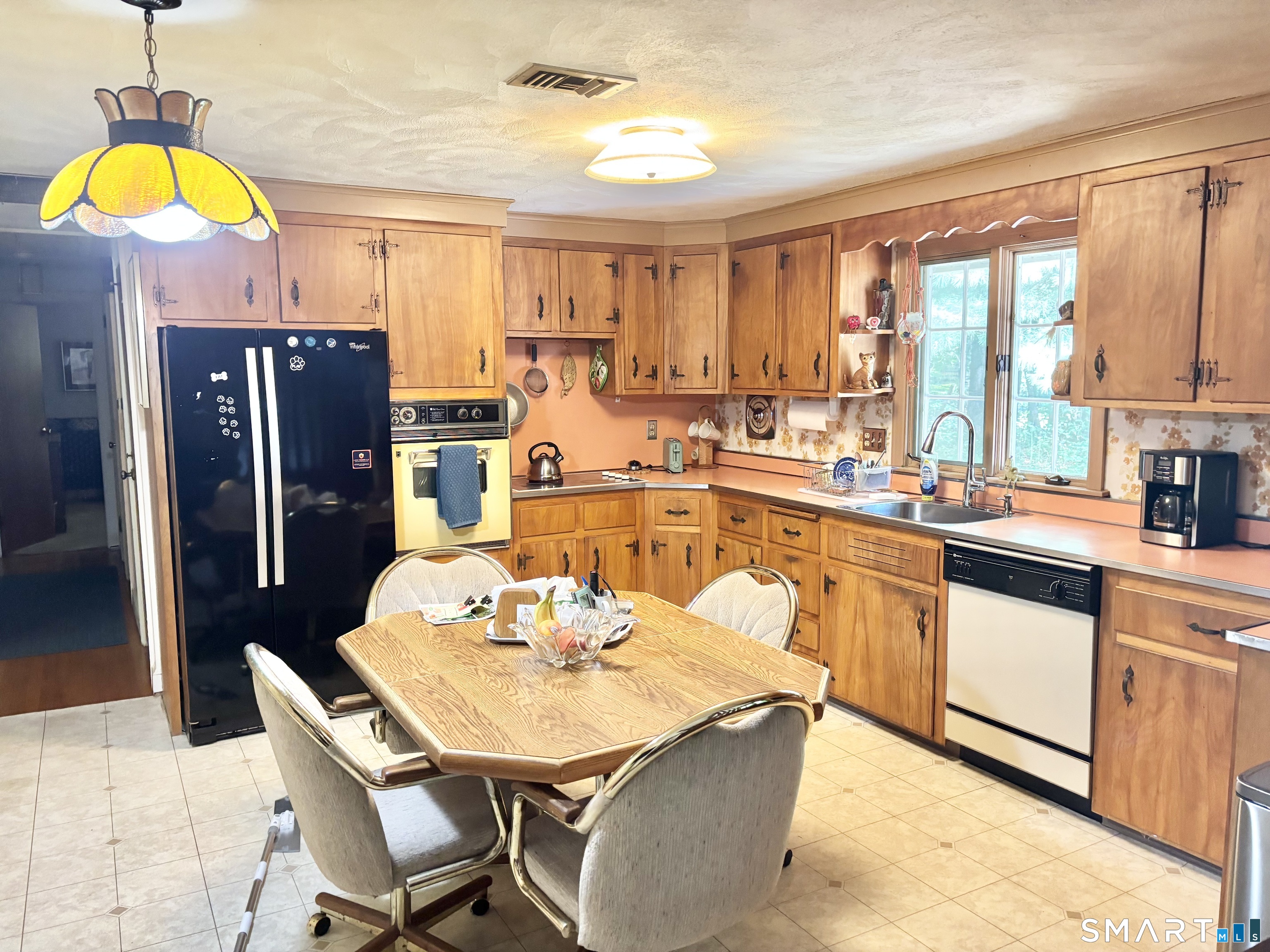 61 Bolton Center Road Manchester, CT 06040 - Photo 4 of 12 Gallery Image 4