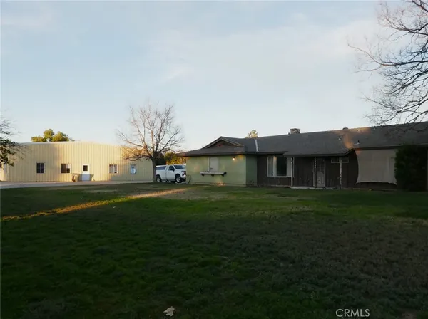 a view of a back yard