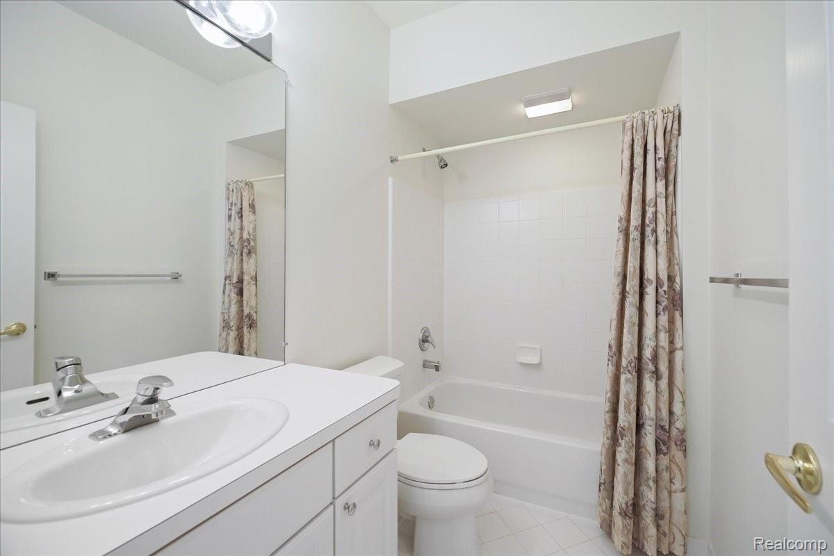 1678 Maple Creek Court Rochester, MI 48306 - Photo 21 of 31 23-Bathroom.jpg