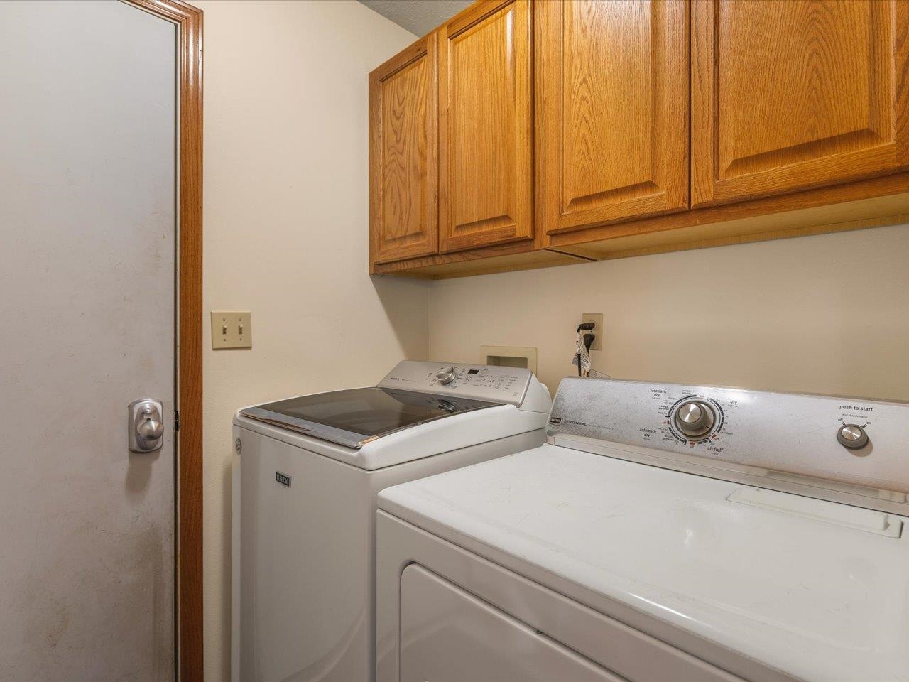 8027 Barclay Road Rockford, IL 61102 - Photo 23 of 67 a utility room with dryer and washer