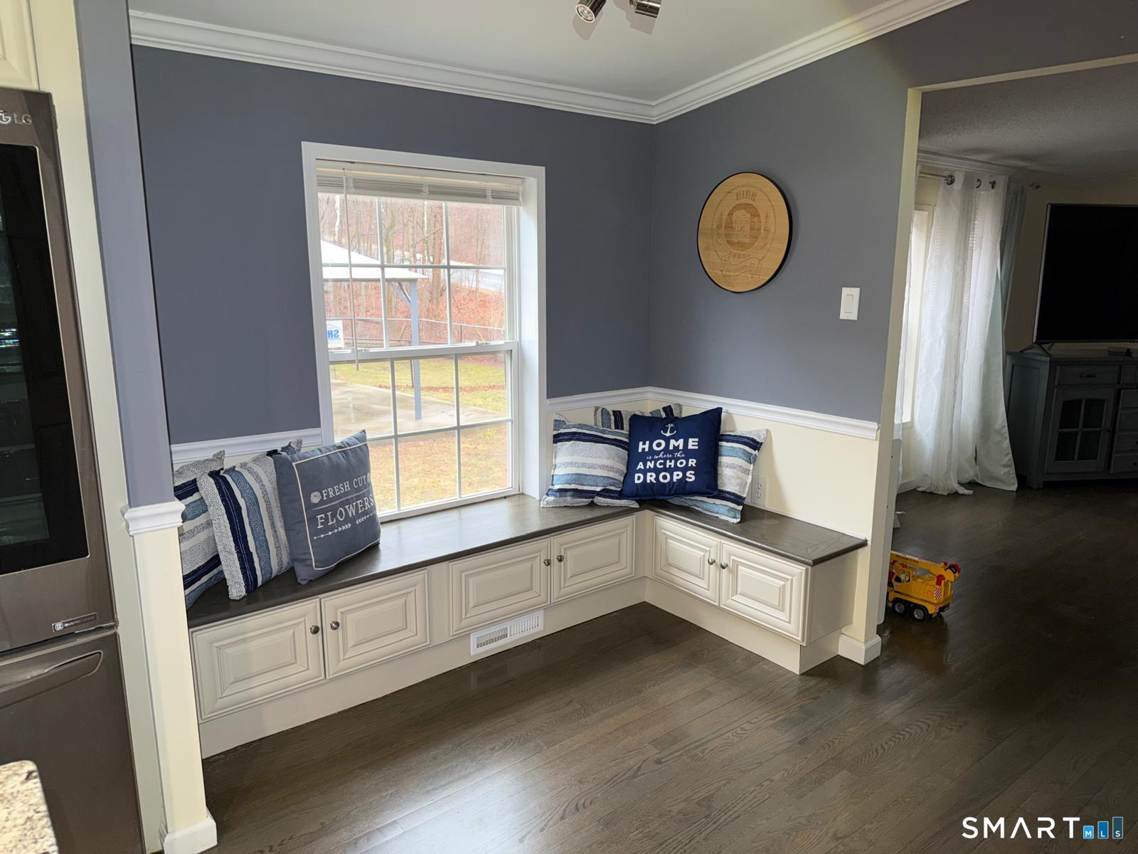 75 Union City Road Naugatuck, CT 06770 - Photo 6 of 16 Window nook/Breakfast nook