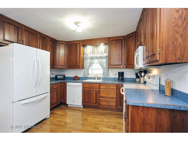 129 Stonegate Road Buffalo Grove, IL 60089 - Photo 3 of 16