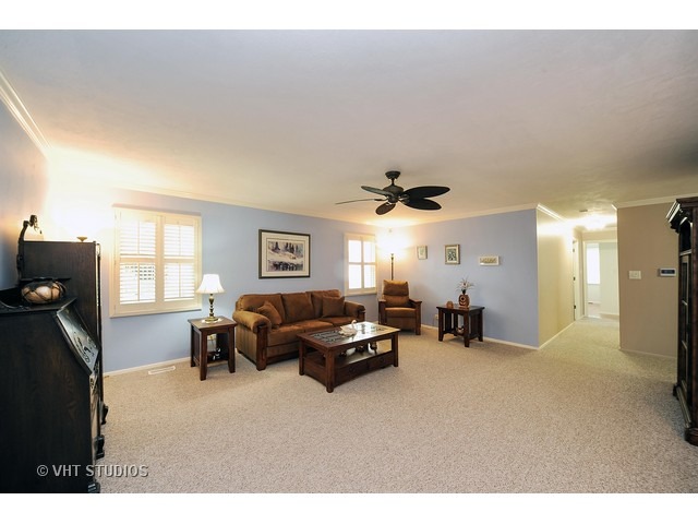 129 Stonegate Road Buffalo Grove, IL 60089 - Photo 6 of 16