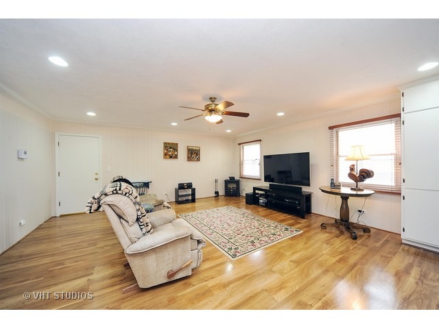 129 Stonegate Road Buffalo Grove, IL 60089 - Photo 9 of 16