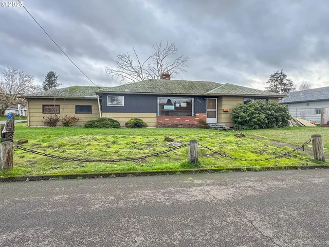 a front view of house with yard