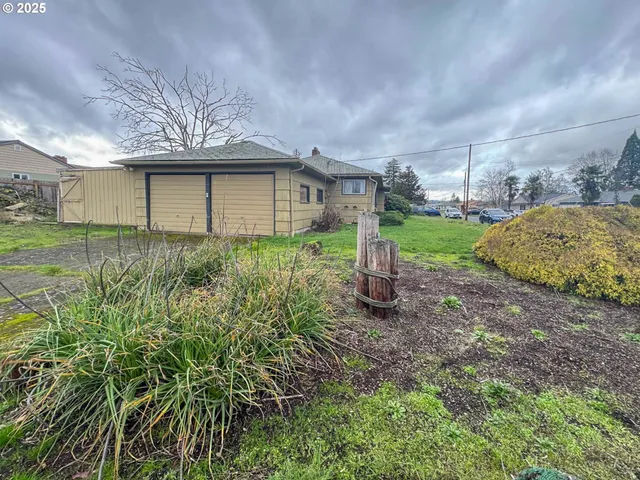 a view of a yard in front of a house