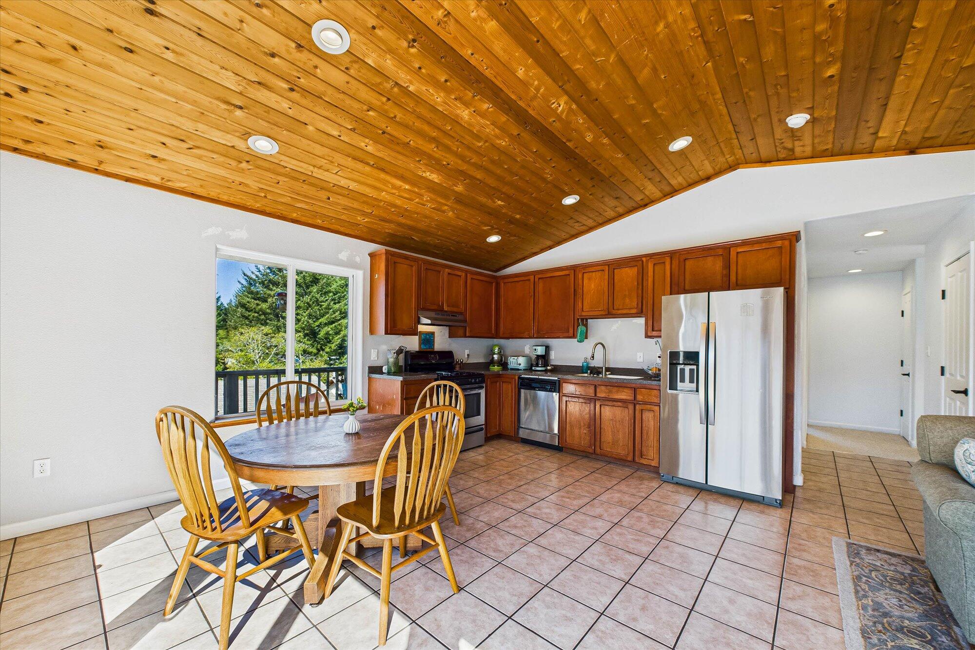 199 Spring Road Whitethorn, CA 95589 - Photo 10 of 37
