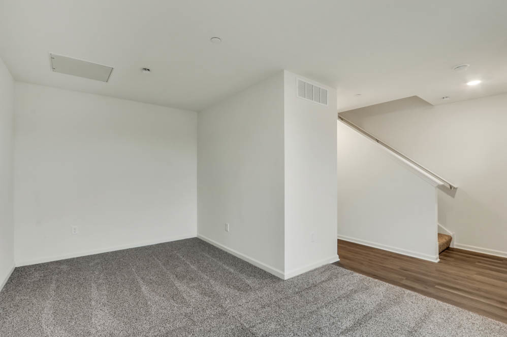 563 Yosemite Way Mundelein, IL 60060 - Photo 8 of 34 a view of an empty room