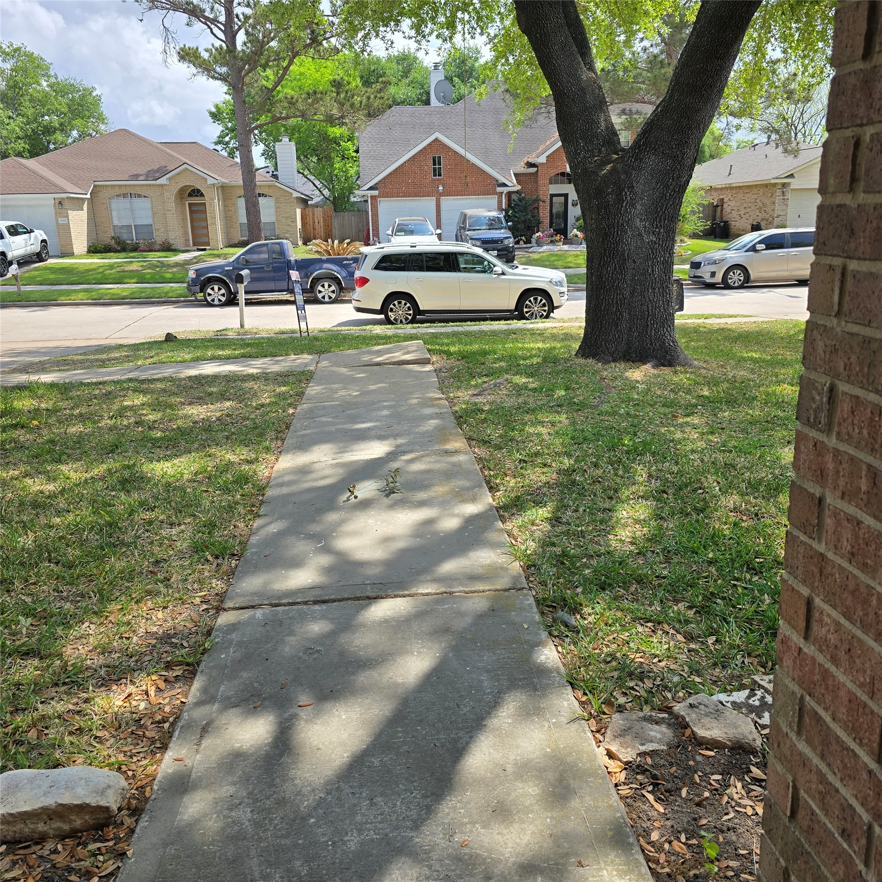 6411 Slate Stone Street Houston, TX 77084 - Photo 34 of 38 Walkway from front of house to the street.