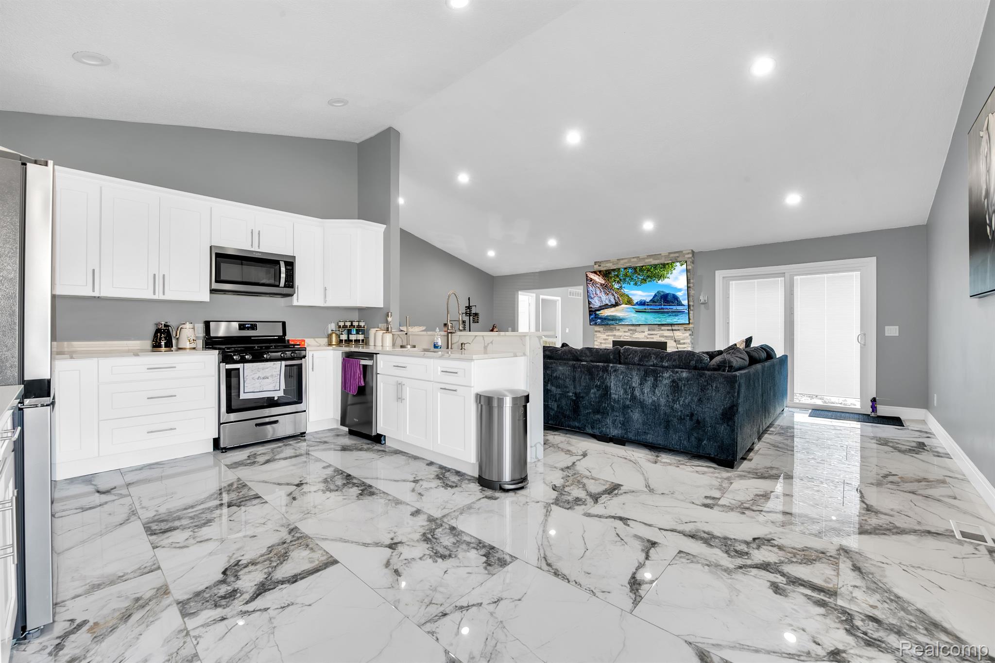 49725 Callens Road New Baltimore, MI 48047 - Photo 6 of 26 Gallery Image 6