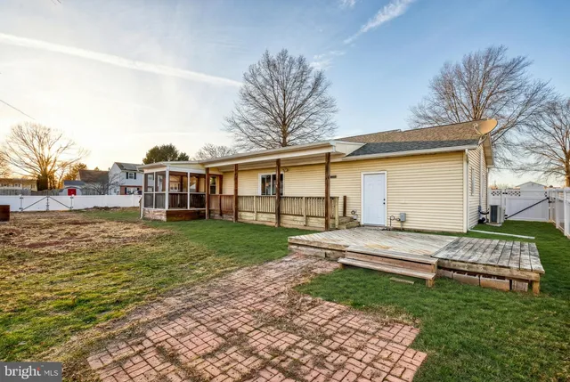 a black and white photo of a room