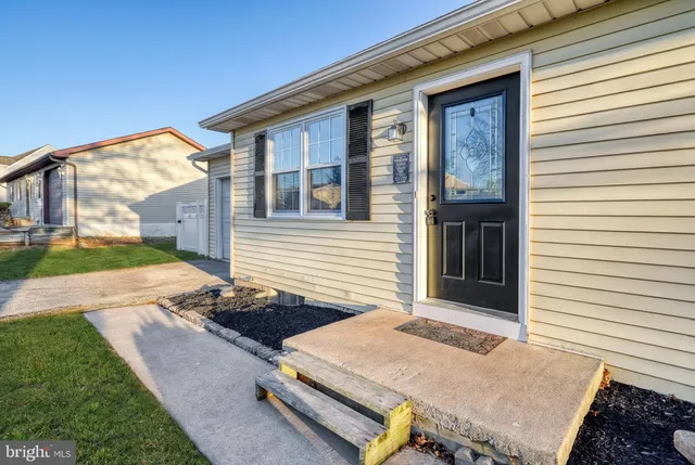 a view of a house with backyard and porch