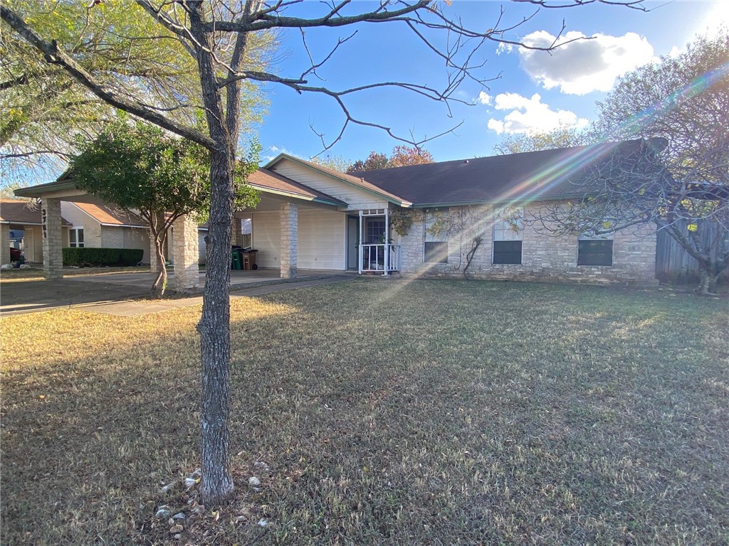 a view of a house with a yard