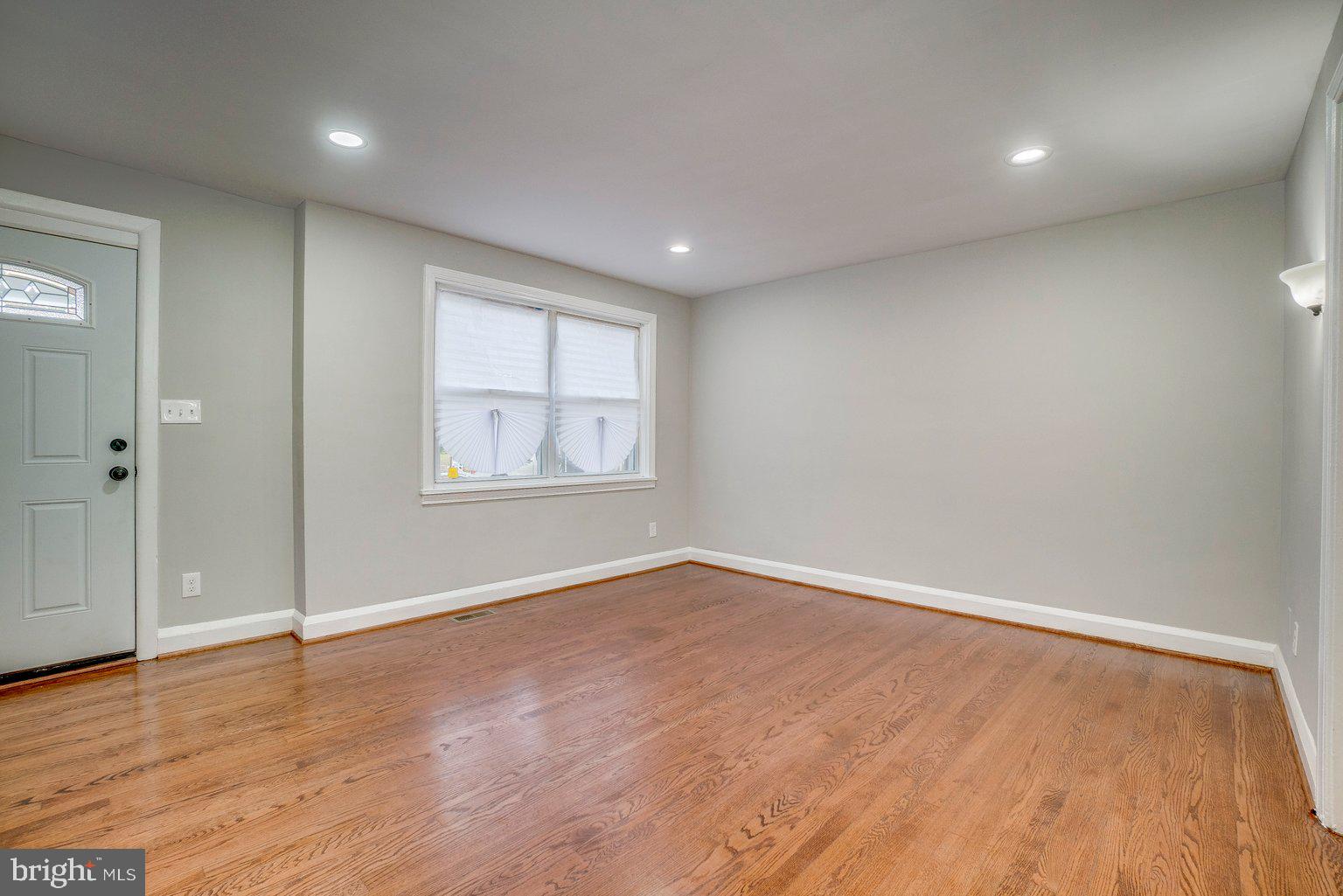 619 Benninghaus Road Baltimore, MD 21212 - Photo 3 of 42 Living Room