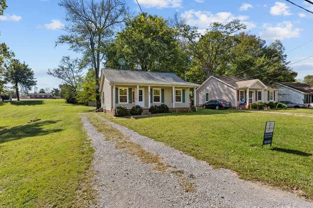 a view of house with garden