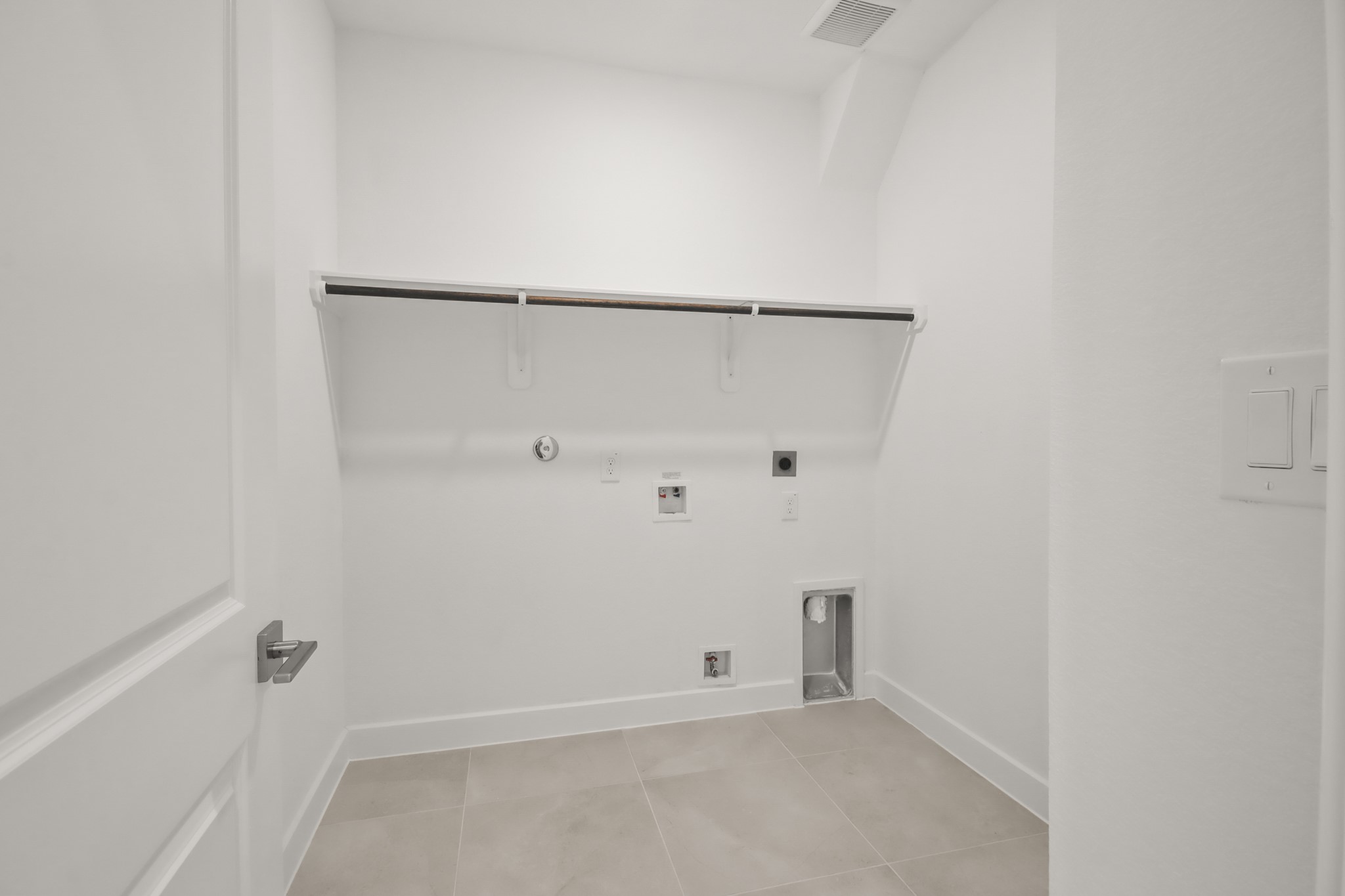 2810 Clapbread Lane Rosenberg, TX 77471 - Photo 17 of 39 a view of an empty walk in closet