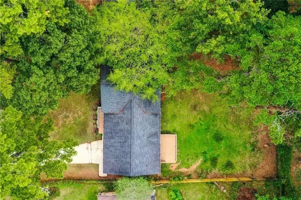 a view of a back yard