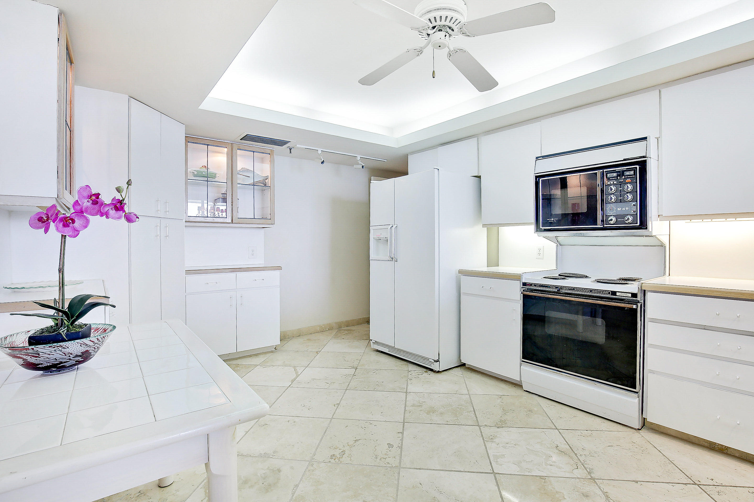 2000 North Ocean Boulevard, Unit 202 Boca Raton, FL 33431 - Photo 12 of 31 Kitchen