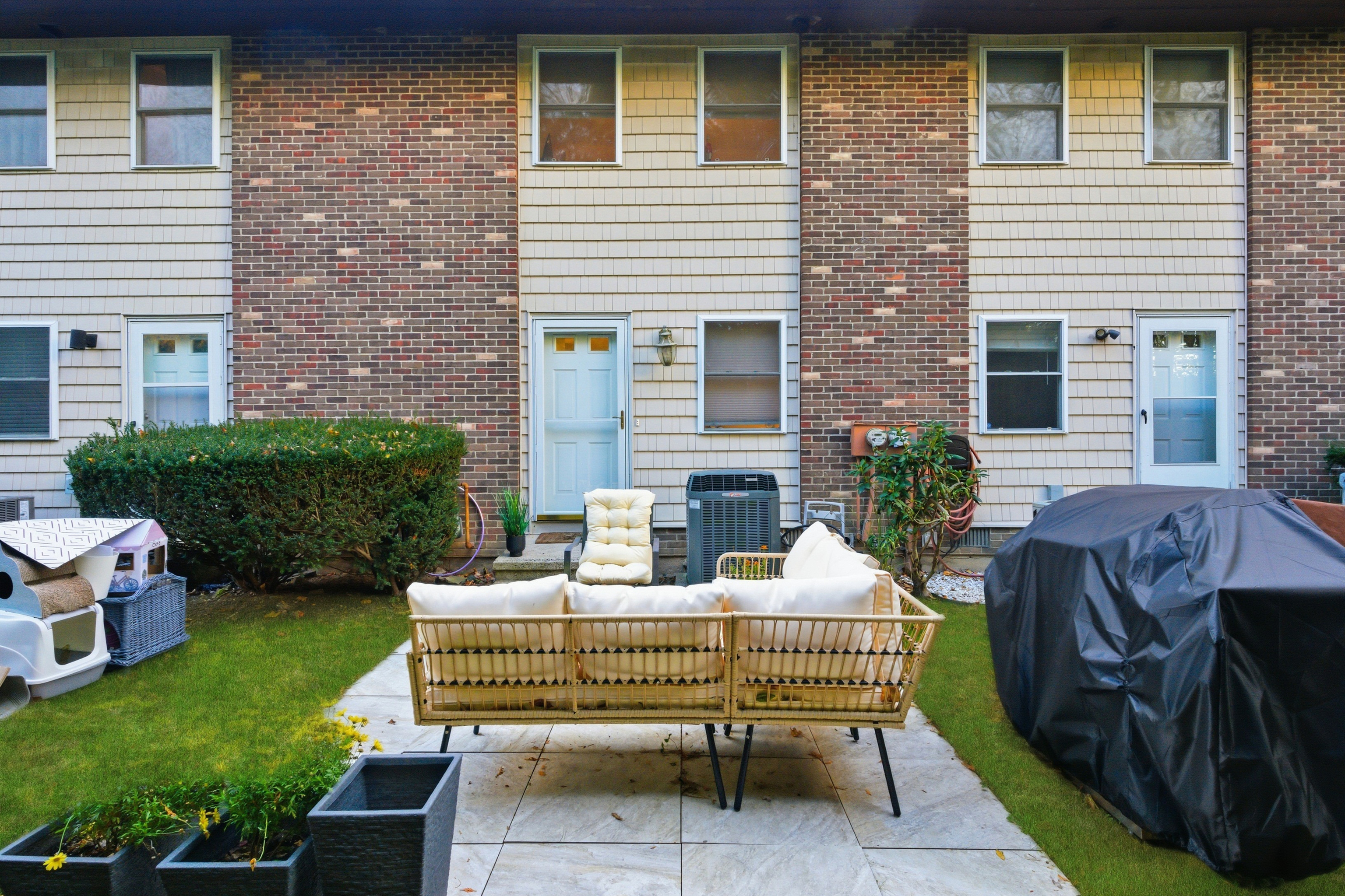 382 Knapps Highway, Unit 382 Fairfield, CT 06825 - Photo 15 of 22 a house view with a sitting space