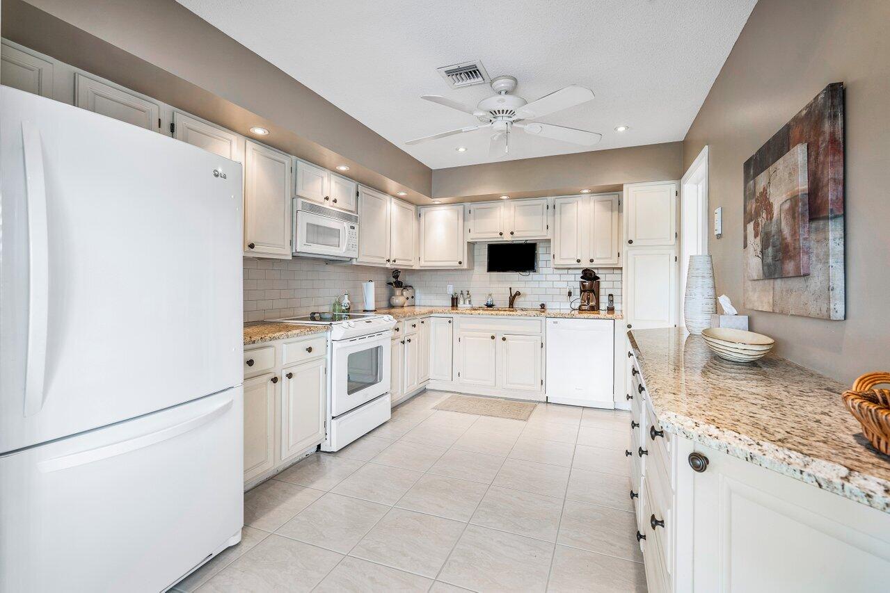 10185 Quail Covey Road, Unit HIBISCUS N Boynton Beach, FL 33436 - Photo 10 of 26 Kitchen
