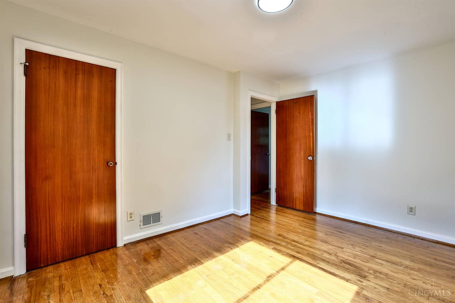 5397 Belclare Road Cincinnati, OH 45247 - Photo 16 of 30 Gallery Image 16