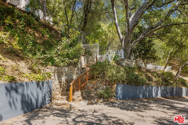 $2,695,000 | 11349 Canton Drive, Studio City, CA 91604