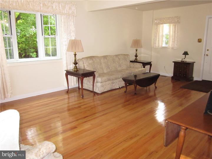 8402 Chippewa Road Philadelphia, PA 19128 - Photo 6 of 24 Living Room