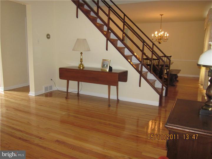 8402 Chippewa Road Philadelphia, PA 19128 - Photo 7 of 24 Living Room