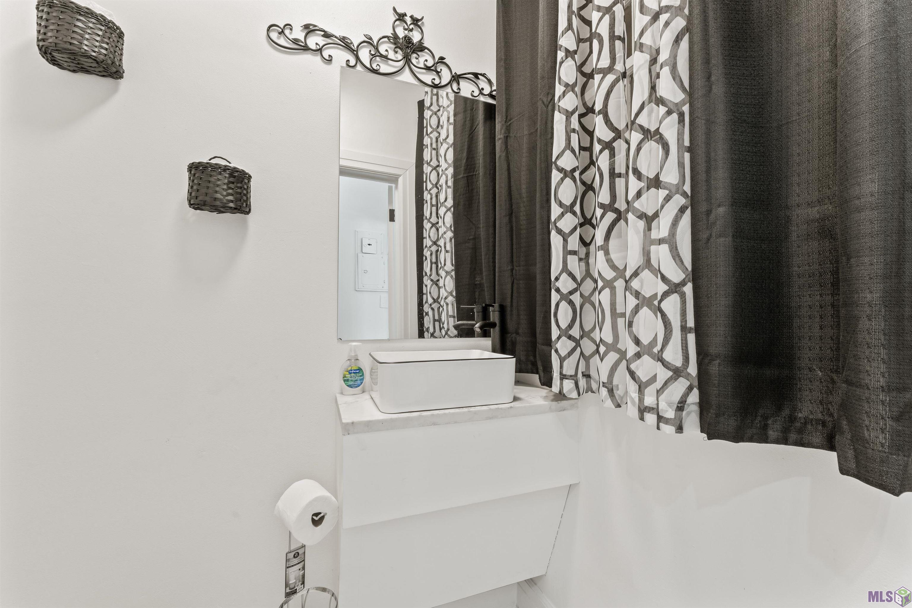 3650 Perkins Road Baton Rouge, LA 70808 - Photo 16 of 50 Foyer Bathroom