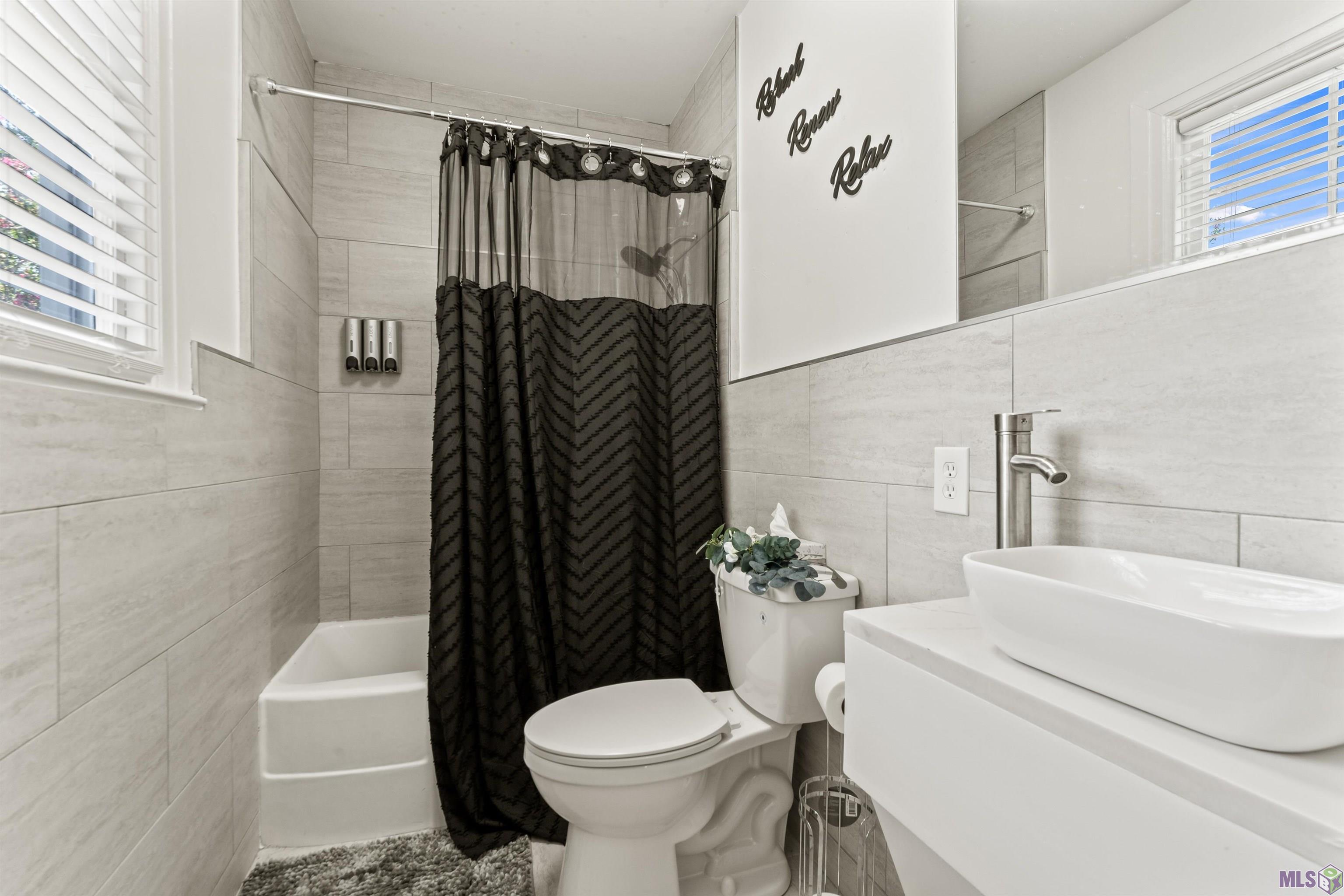 3650 Perkins Road Baton Rouge, LA 70808 - Photo 25 of 50 Upstairs Hall Bathroom