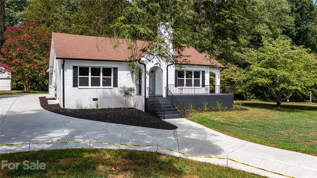 2429 Robinson Road Newton, NC 28658 - Photo 3 of 32 Gallery Image 3