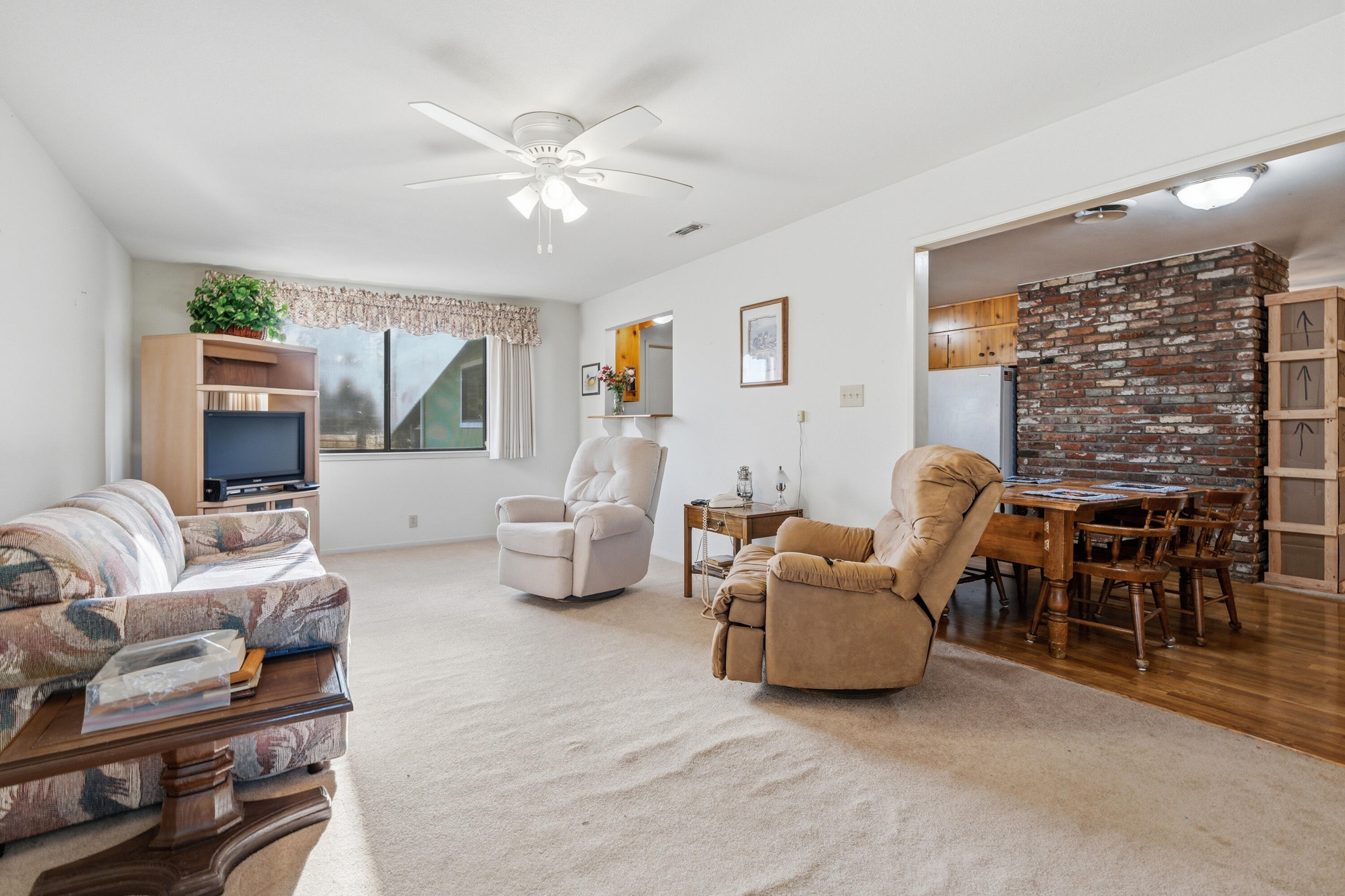 21241 Boyle Road Redding, CA 96003 - Photo 18 of 61 family room